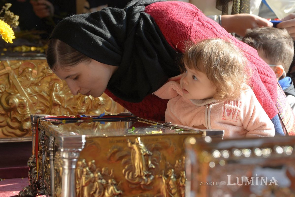 Chipurile luminate ale credincioșilor, frumusețea hramului 130519