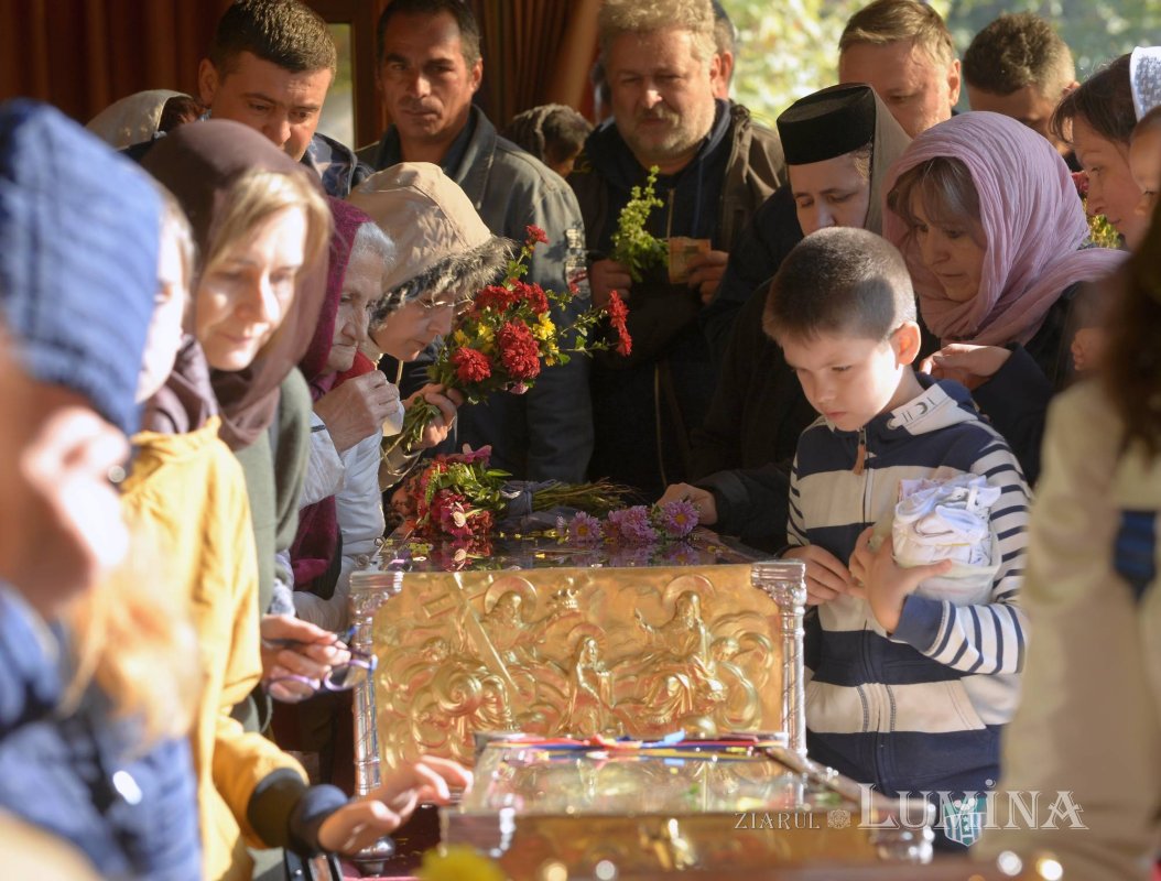 Chipurile luminate ale credincioșilor, frumusețea hramului 130520