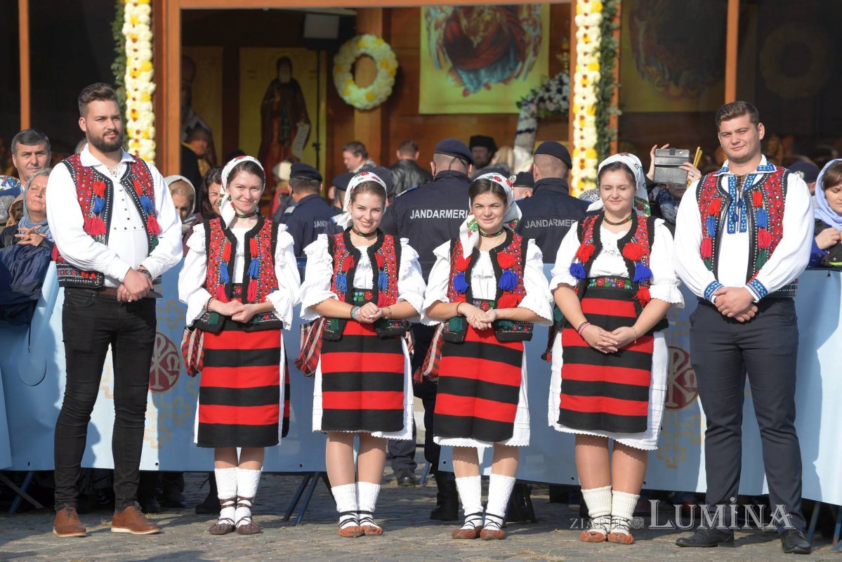 Chipurile luminate ale credincioșilor, frumusețea hramului 130521