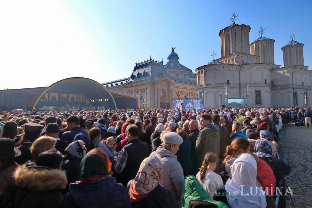 Chipurile luminate ale credincioșilor, frumusețea hramului 130525