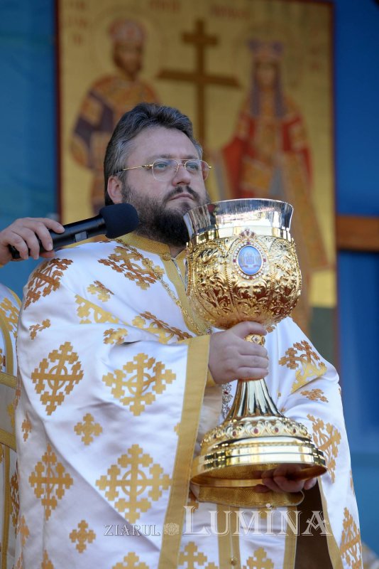 Chipurile luminate ale credincioșilor, frumusețea hramului 130526