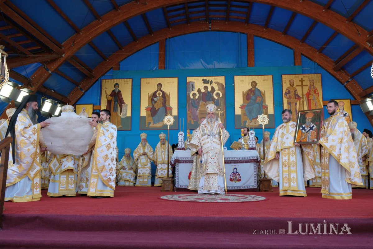 Chipurile luminate ale credincioșilor, frumusețea hramului 130527