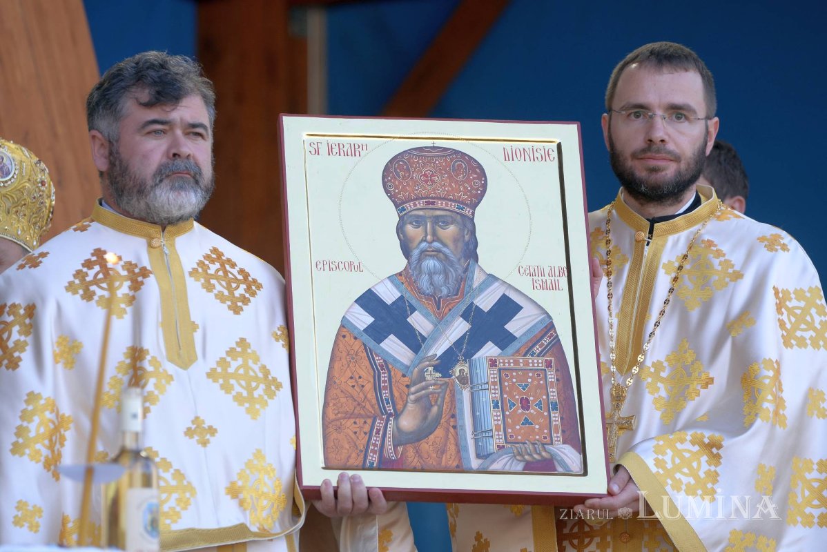 Chipurile luminate ale credincioșilor, frumusețea hramului 130528