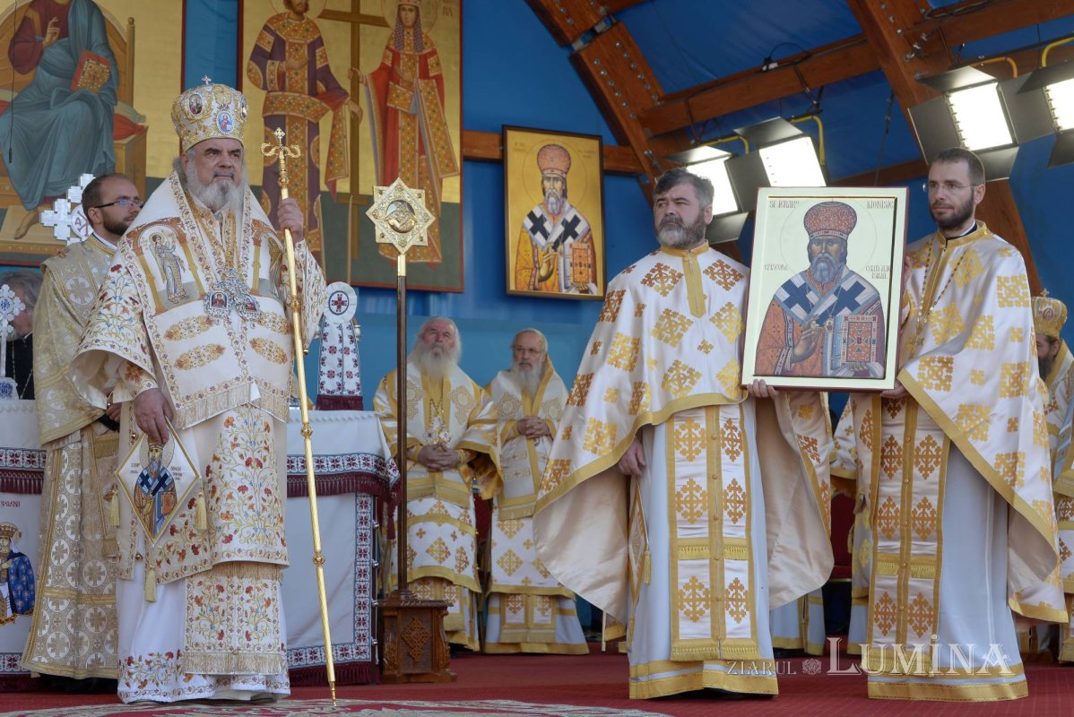 Chipurile luminate ale credincioșilor, frumusețea hramului 130531