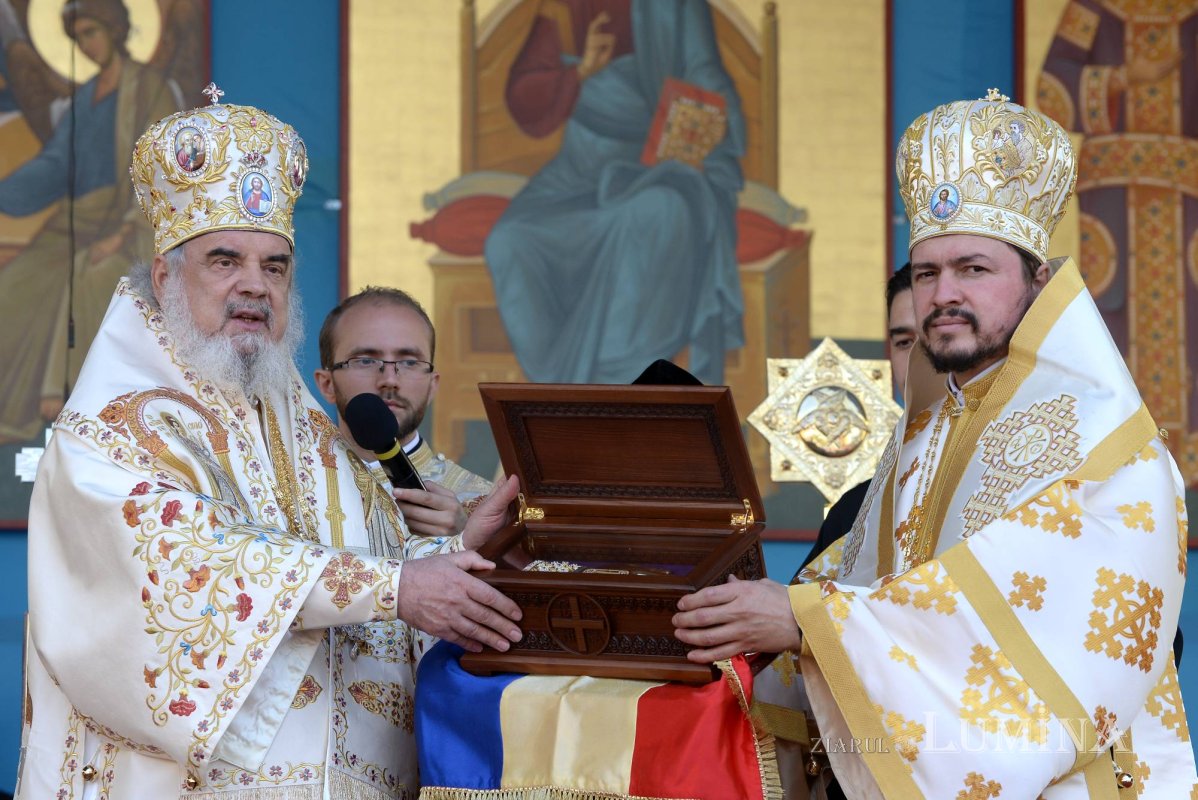 Chipurile luminate ale credincioșilor, frumusețea hramului 130536