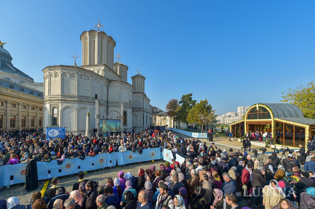 Chipurile luminate ale credincioșilor, frumusețea hramului 130537