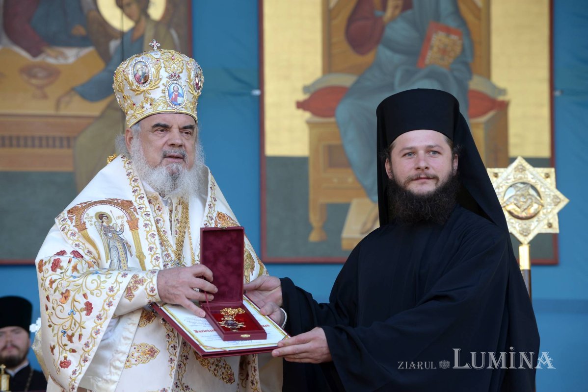 Chipurile luminate ale credincioșilor, frumusețea hramului 130540