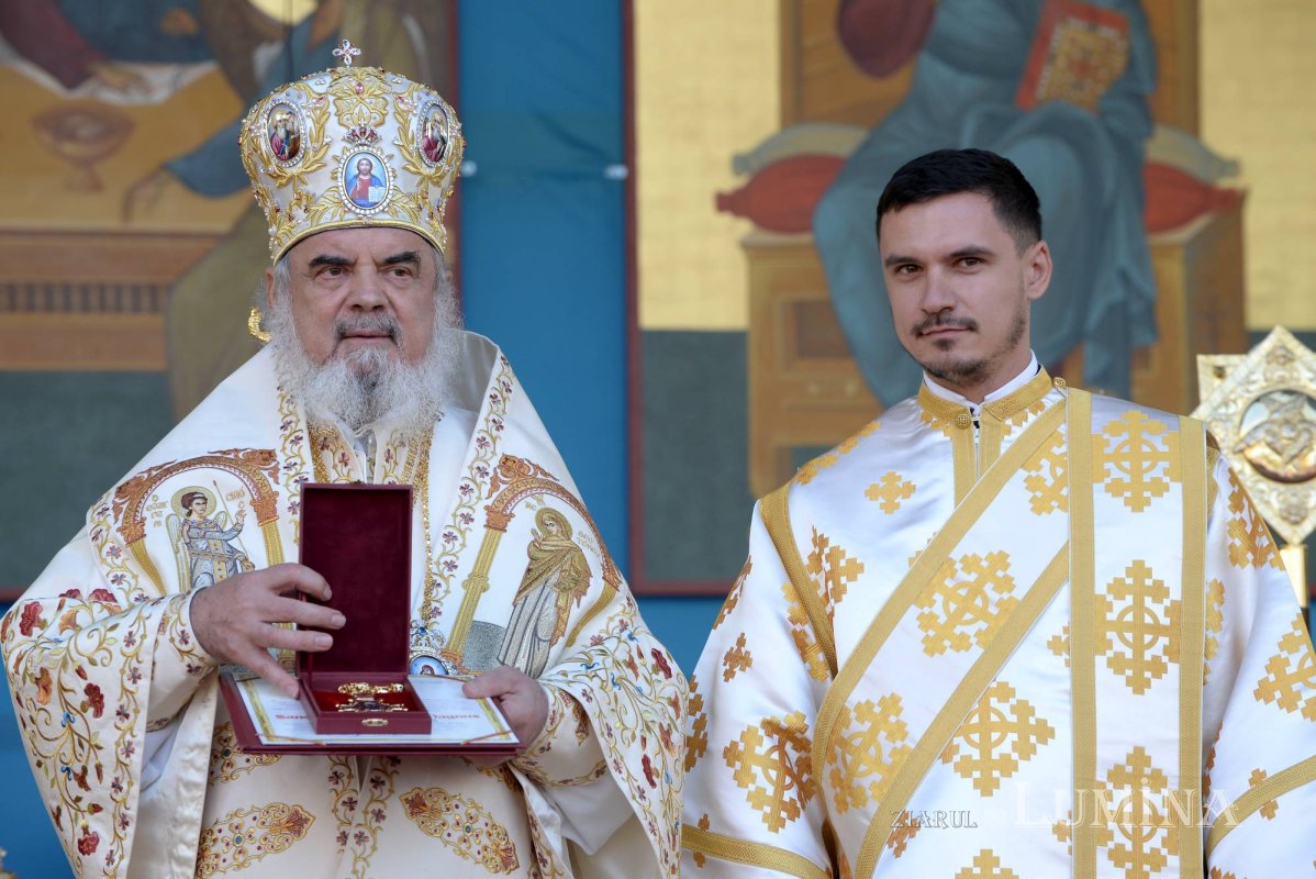 Chipurile luminate ale credincioșilor, frumusețea hramului 130545