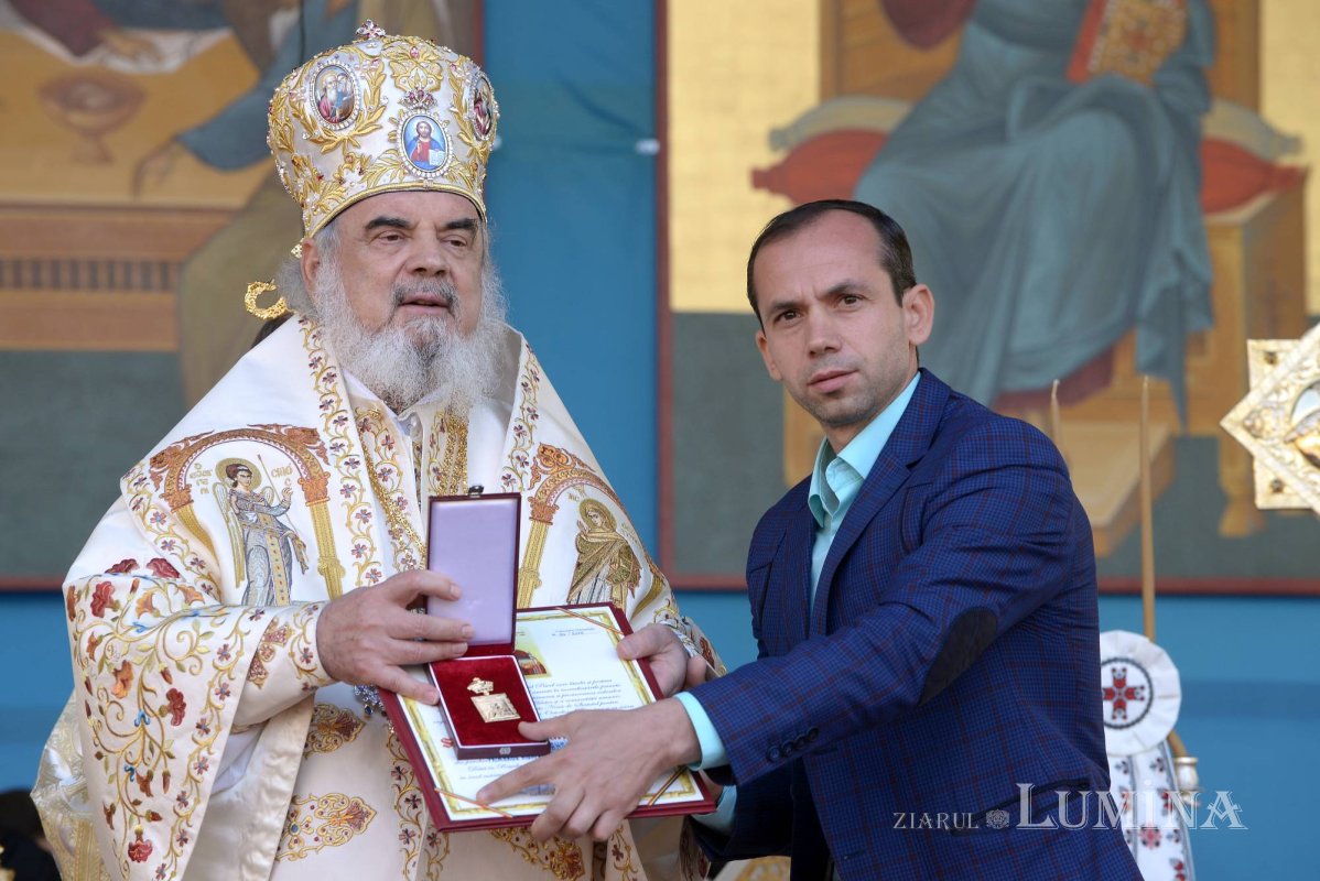 Chipurile luminate ale credincioșilor, frumusețea hramului 130546