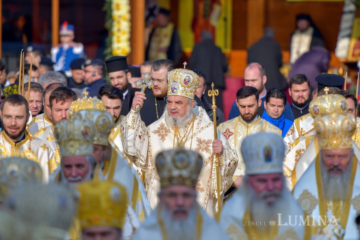 Chipurile luminate ale credincioșilor, frumusețea hramului 130549