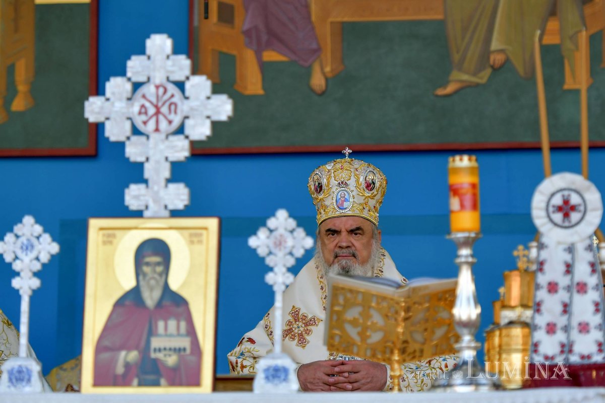 Chipurile luminate ale credincioșilor, frumusețea hramului 130552