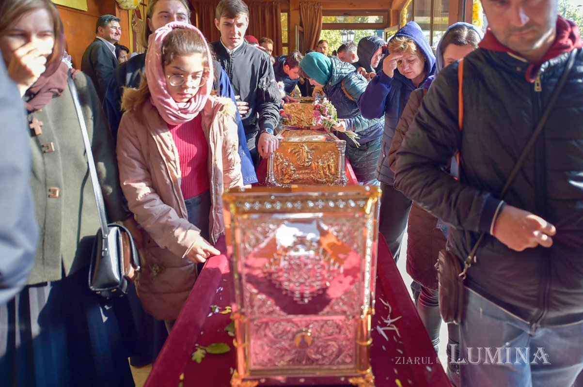 Chipurile luminate ale credincioșilor, frumusețea hramului 130555