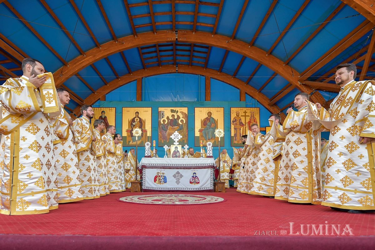 Chipurile luminate ale credincioșilor, frumusețea hramului 130557