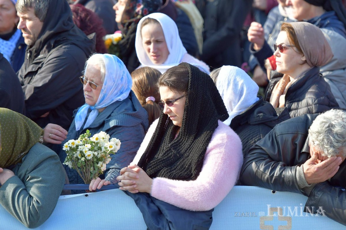 Chipurile luminate ale credincioșilor, frumusețea hramului 130558