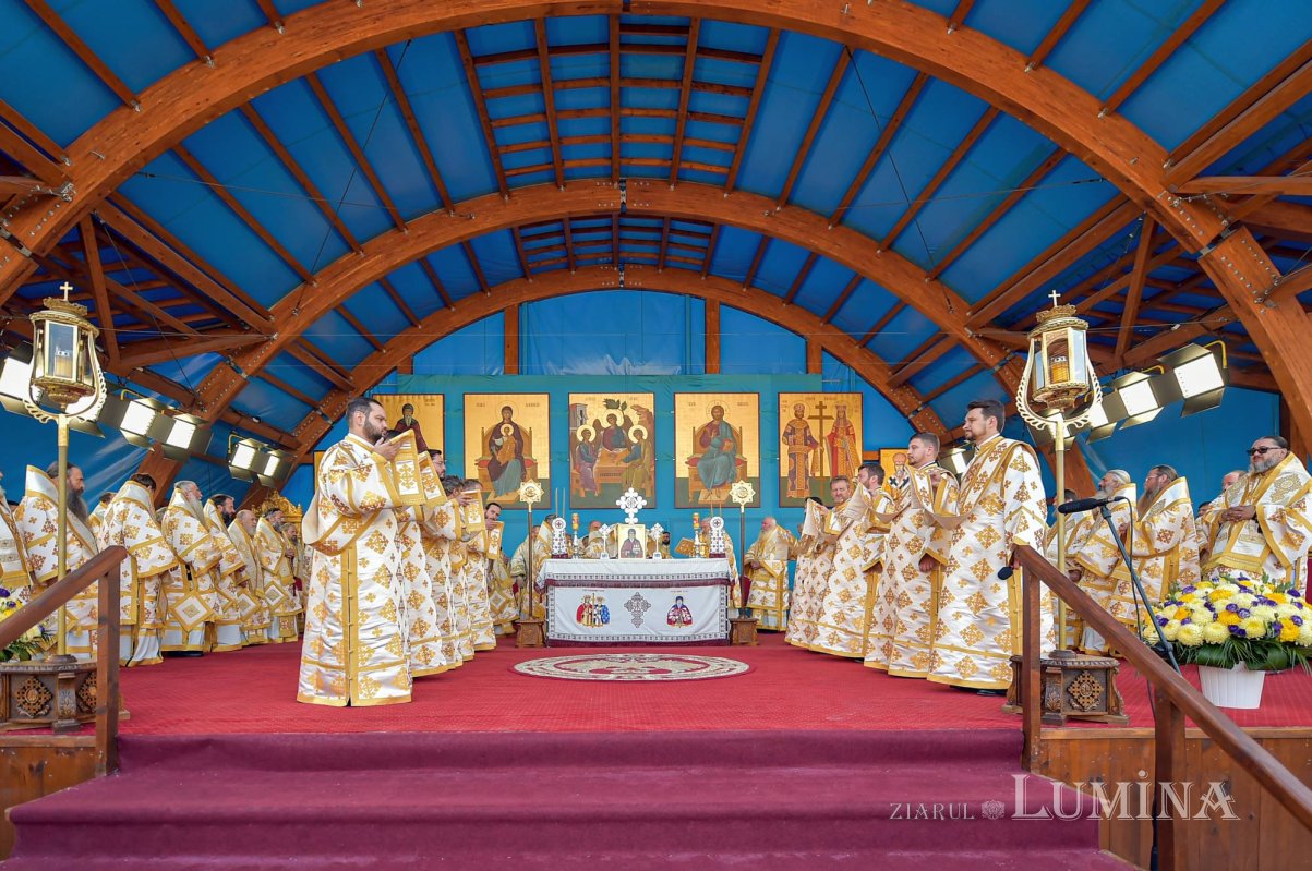 Chipurile luminate ale credincioșilor, frumusețea hramului 130559