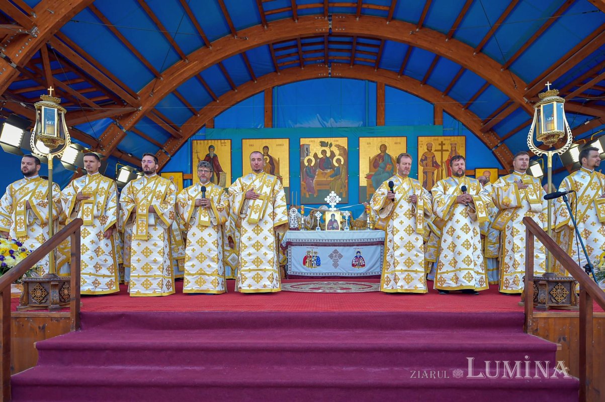 Chipurile luminate ale credincioșilor, frumusețea hramului 130560