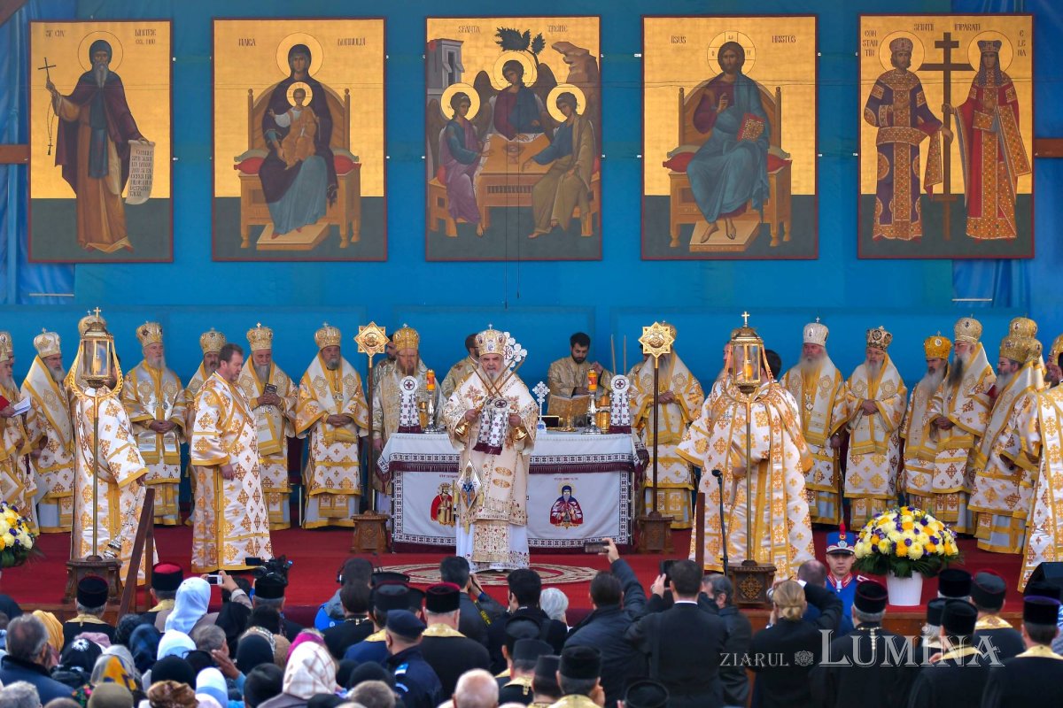 Chipurile luminate ale credincioșilor, frumusețea hramului 130562