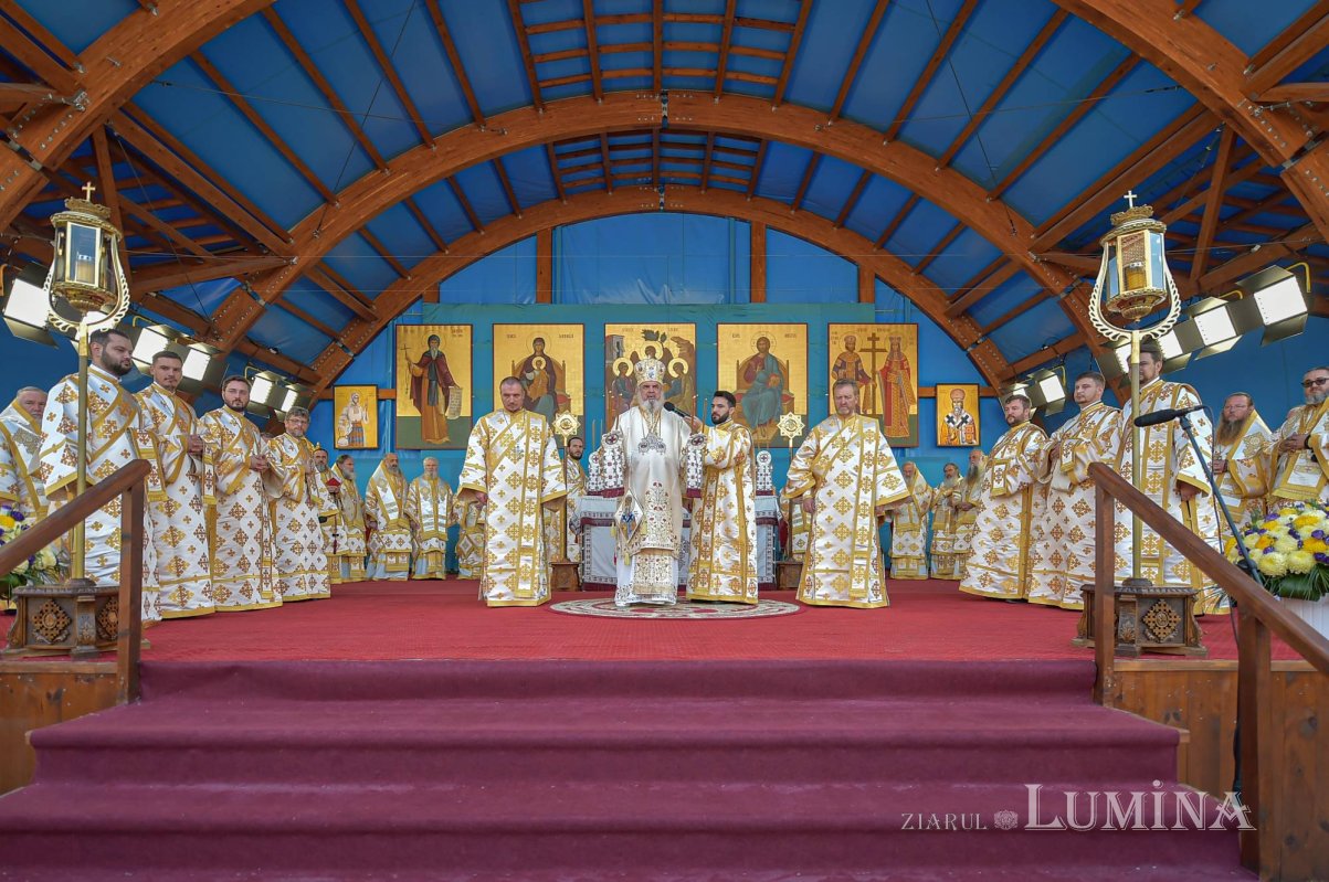 Chipurile luminate ale credincioșilor, frumusețea hramului 130563