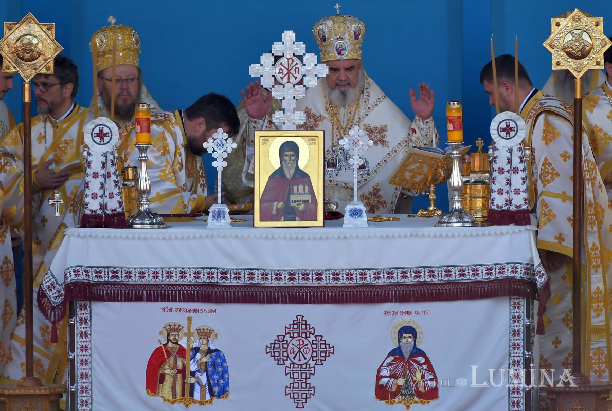 Chipurile luminate ale credincioșilor, frumusețea hramului 130565