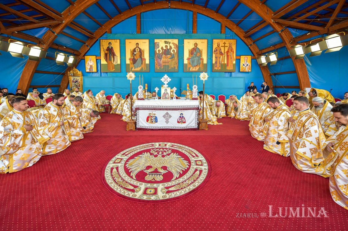 Chipurile luminate ale credincioșilor, frumusețea hramului 130566