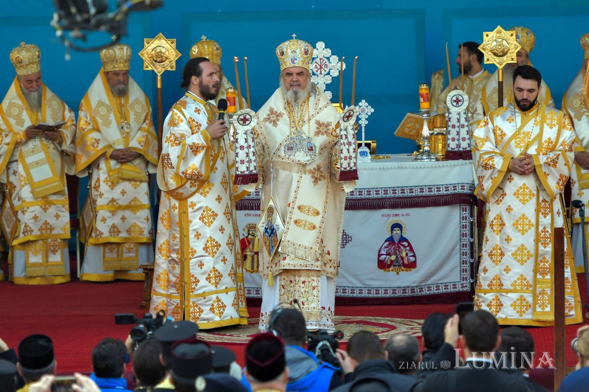 Chipurile luminate ale credincioșilor, frumusețea hramului 130569