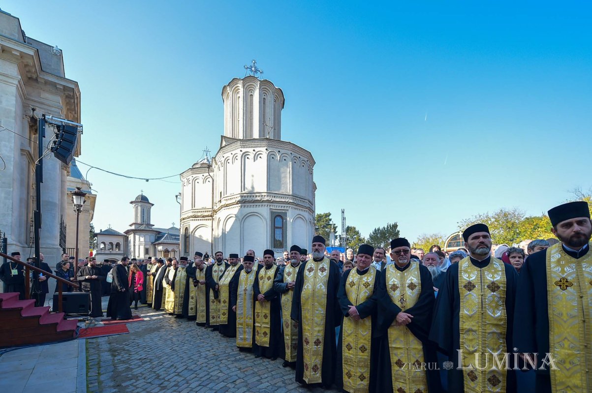Chipurile luminate ale credincioșilor, frumusețea hramului 130570