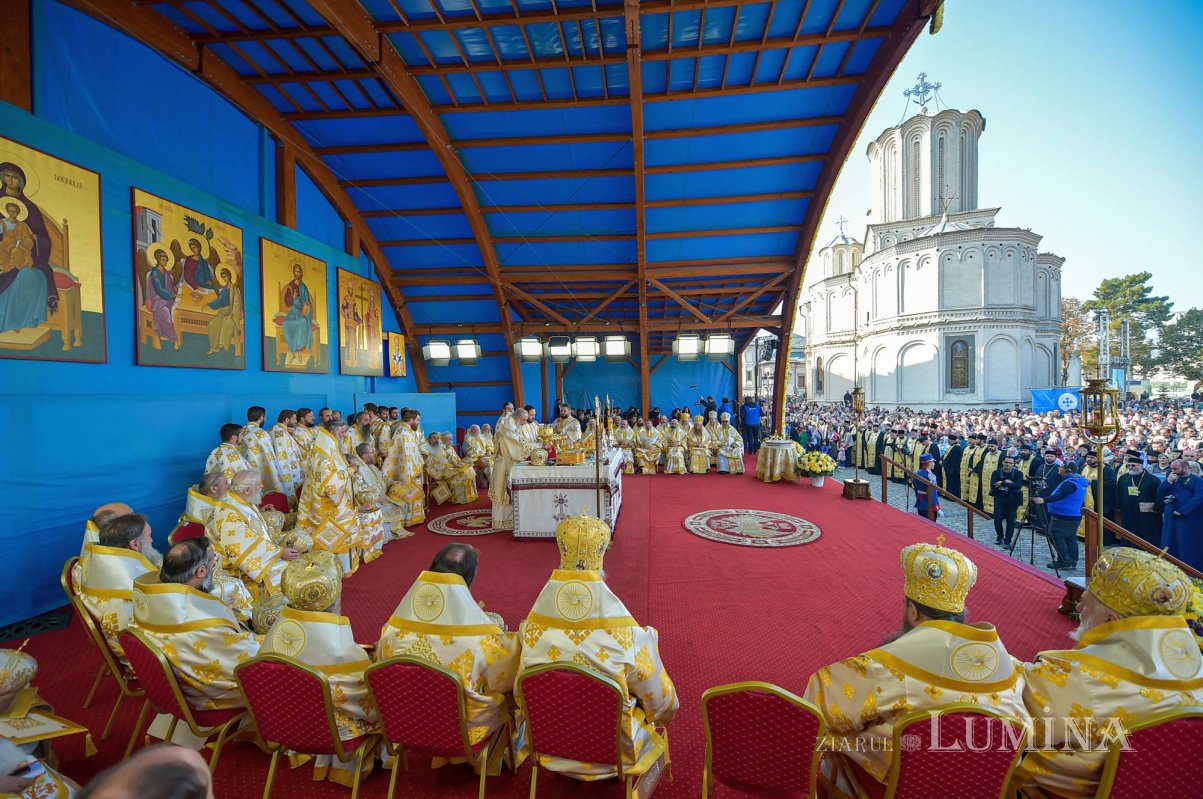 Chipurile luminate ale credincioșilor, frumusețea hramului 130572