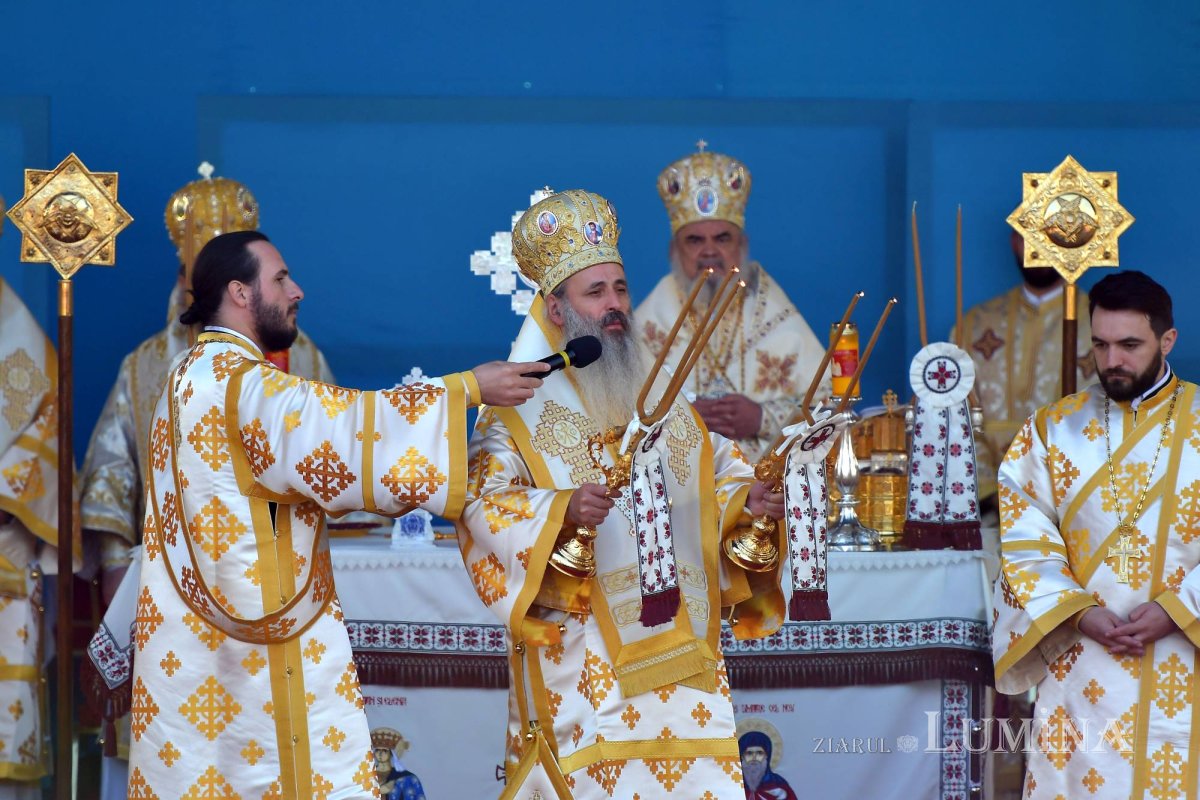 Chipurile luminate ale credincioșilor, frumusețea hramului 130574