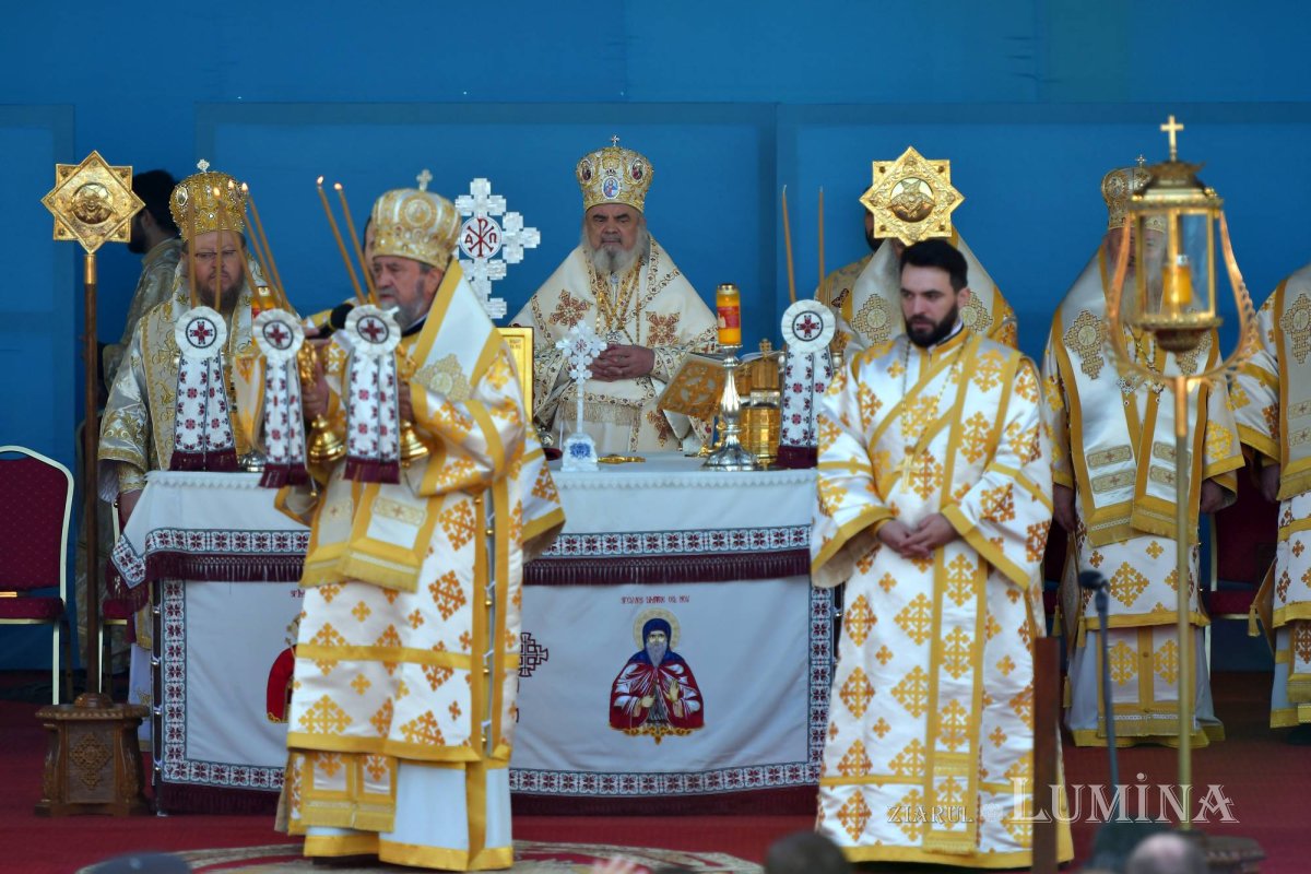 Chipurile luminate ale credincioșilor, frumusețea hramului 130575