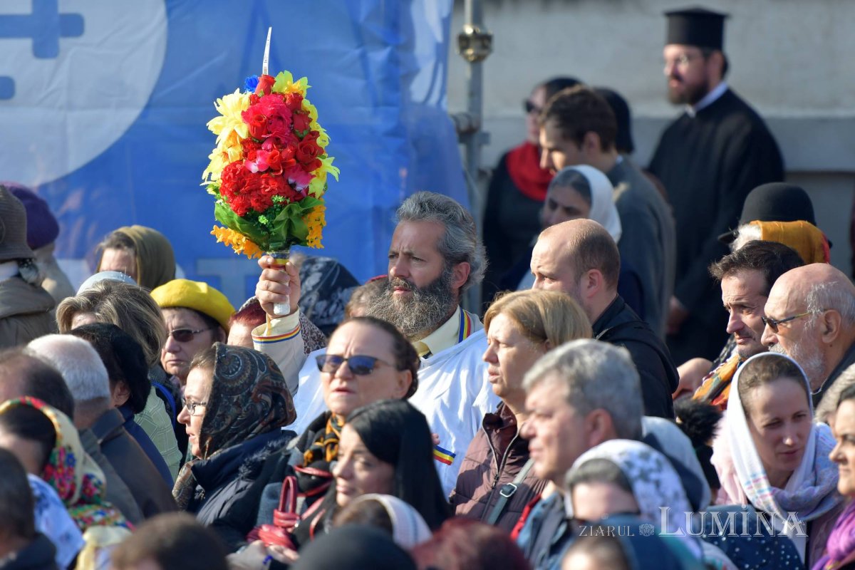 Chipurile luminate ale credincioșilor, frumusețea hramului 130577