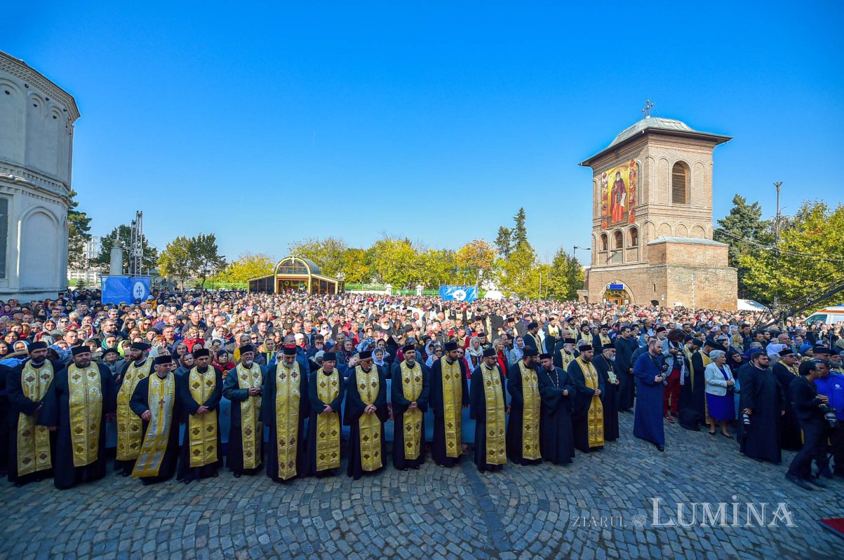 Chipurile luminate ale credincioșilor, frumusețea hramului 130578