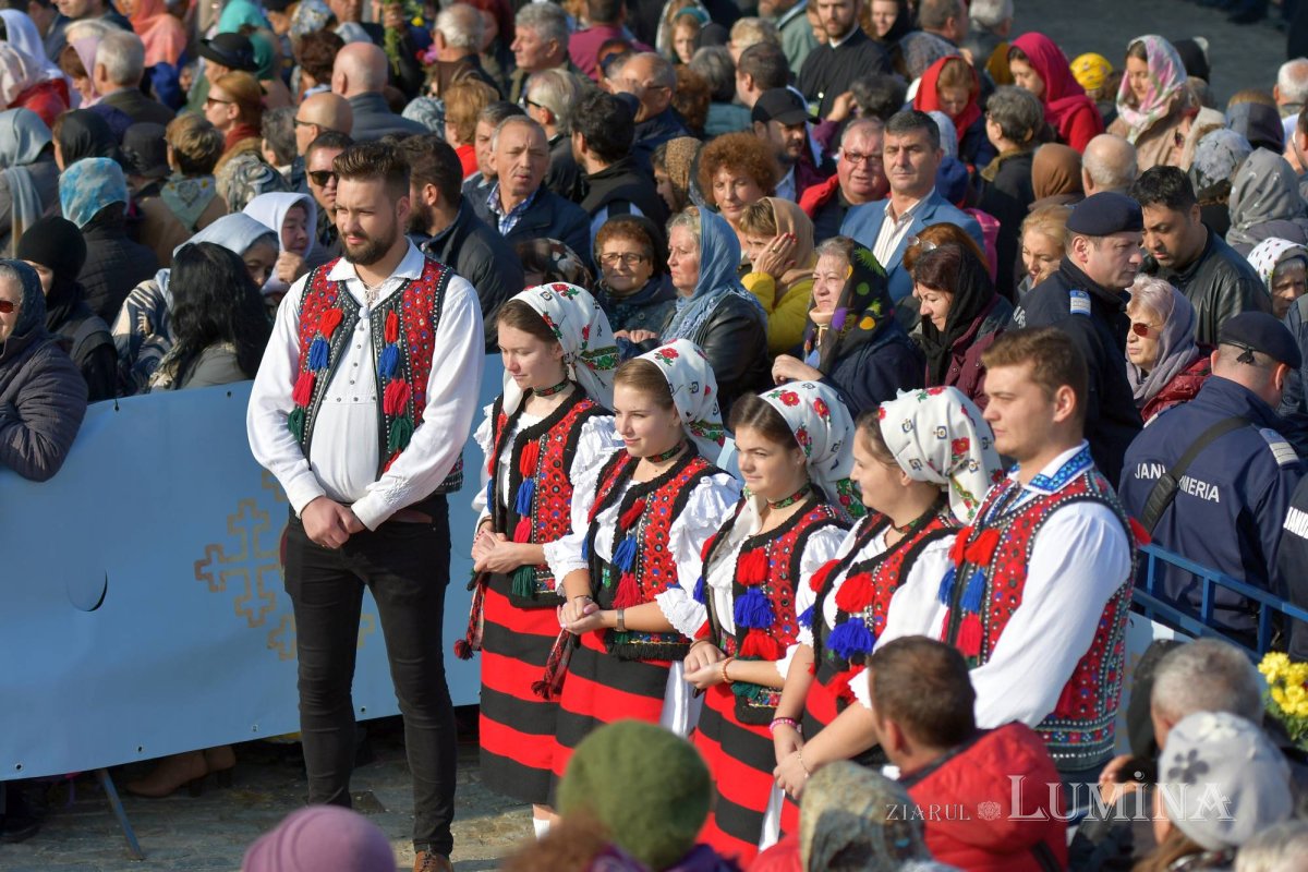 Chipurile luminate ale credincioșilor, frumusețea hramului 130579