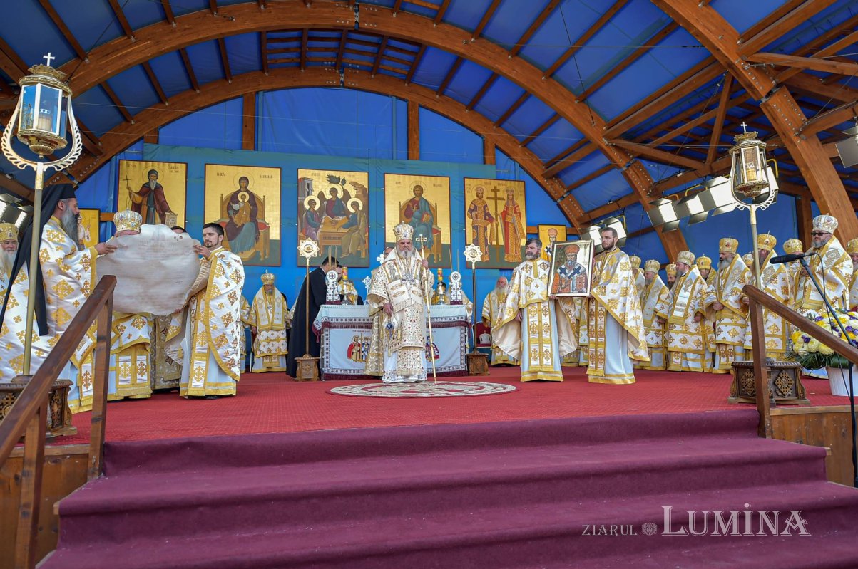 Chipurile luminate ale credincioșilor, frumusețea hramului 130581