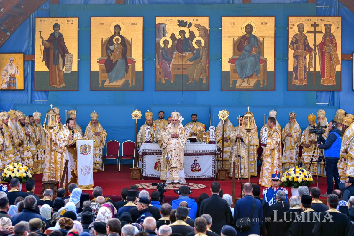 Chipurile luminate ale credincioșilor, frumusețea hramului 130583