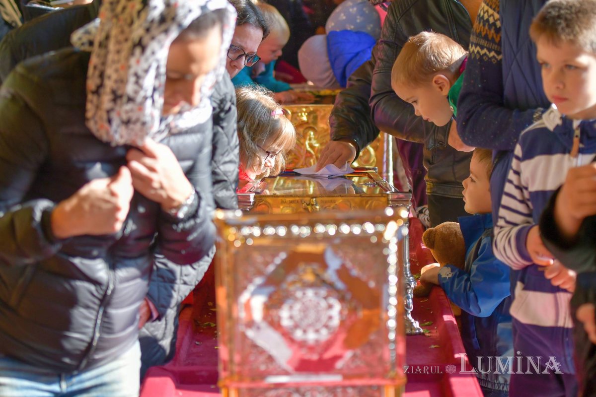 Chipurile luminate ale credincioșilor, frumusețea hramului 130586