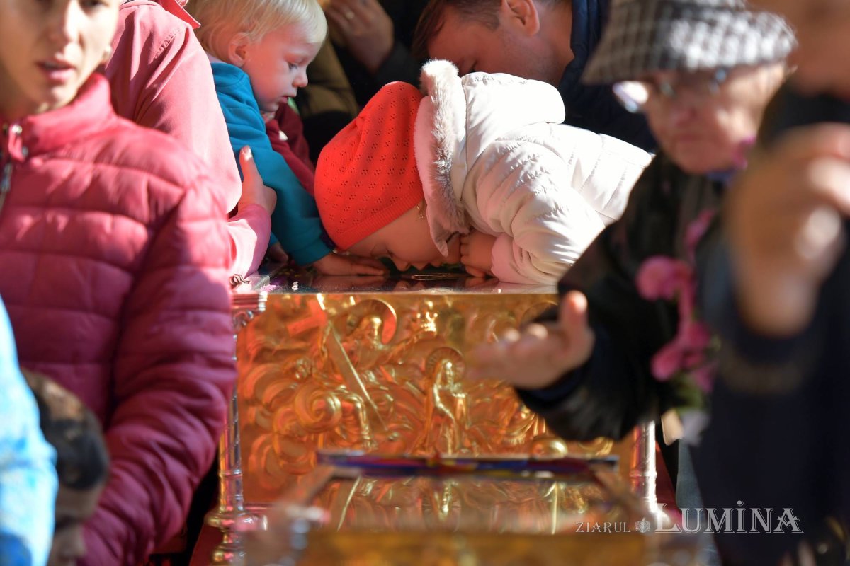 Chipurile luminate ale credincioșilor, frumusețea hramului 130587