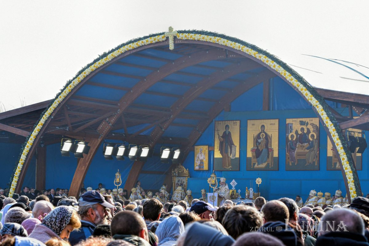 Chipurile luminate ale credincioșilor, frumusețea hramului 130588