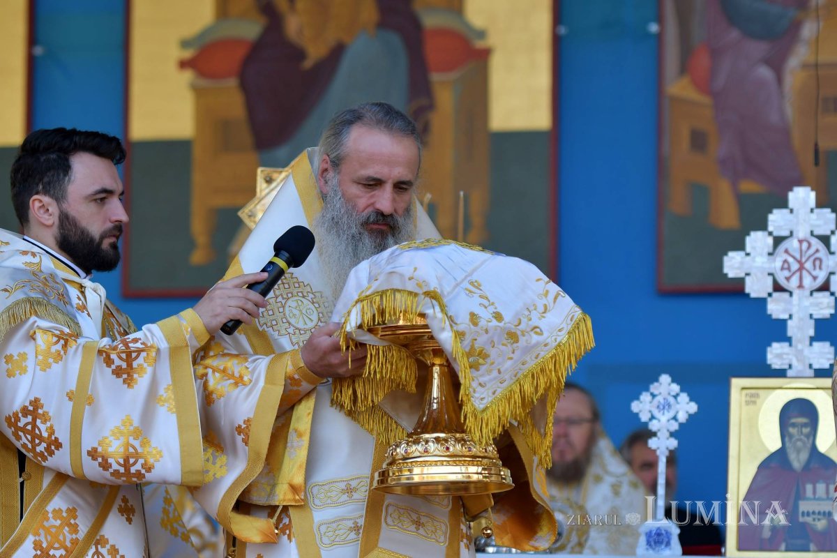 Chipurile luminate ale credincioșilor, frumusețea hramului 130590