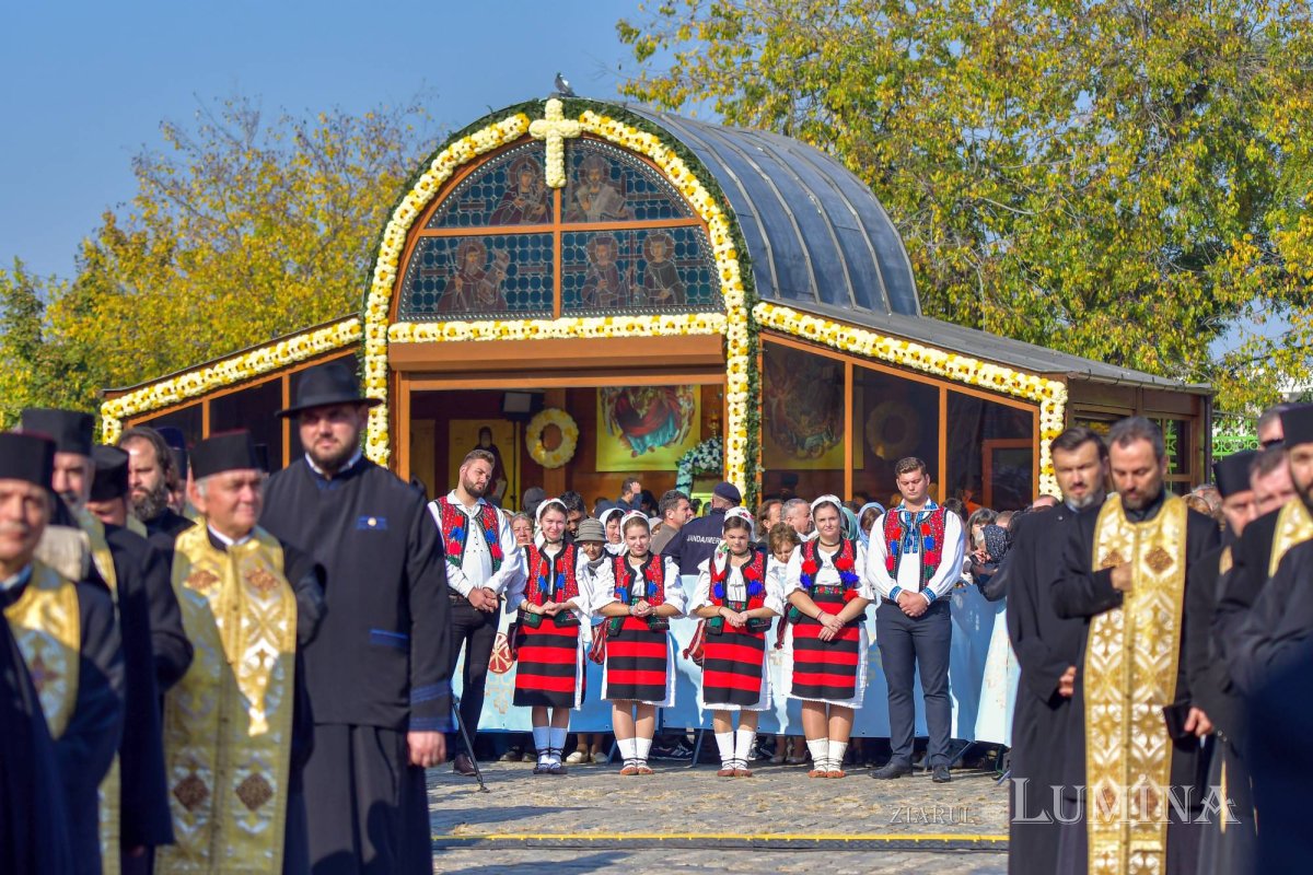 Chipurile luminate ale credincioșilor, frumusețea hramului 130592