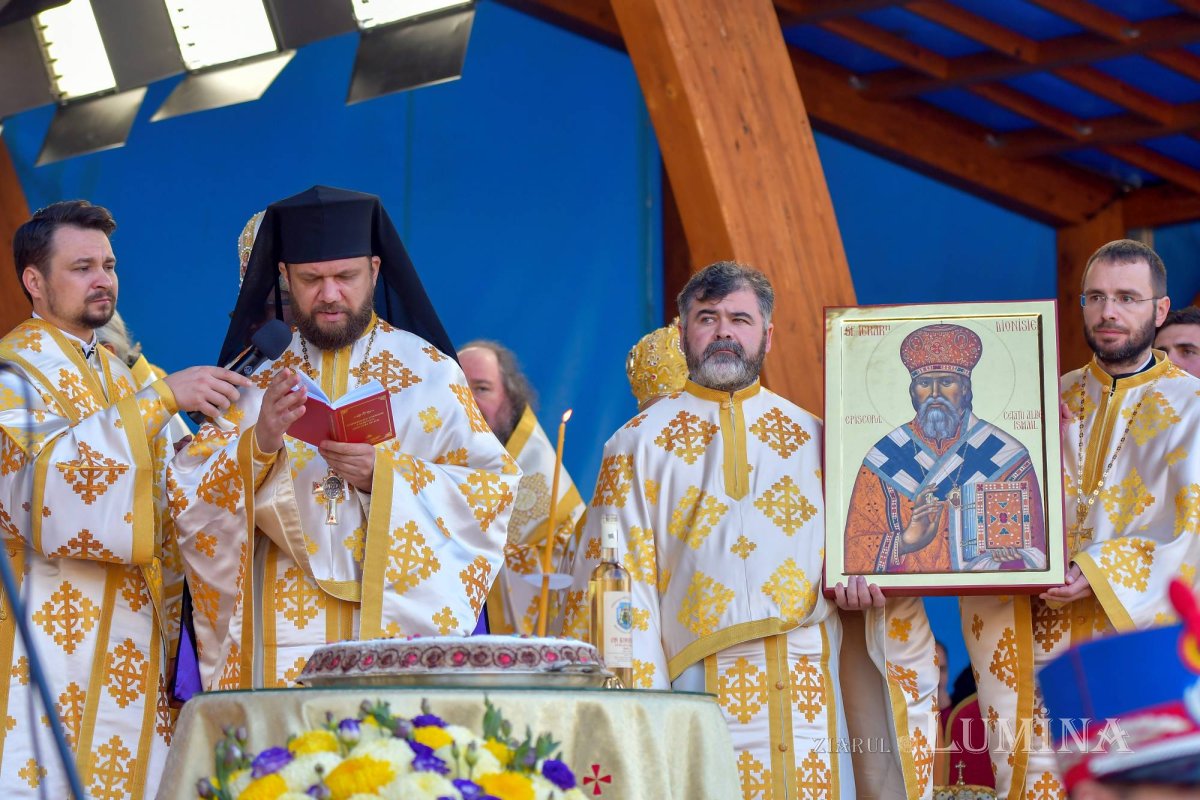 Chipurile luminate ale credincioșilor, frumusețea hramului 130597