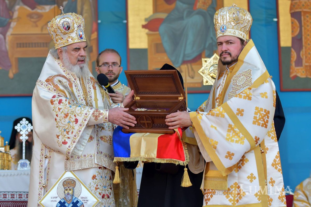 Chipurile luminate ale credincioșilor, frumusețea hramului 130600