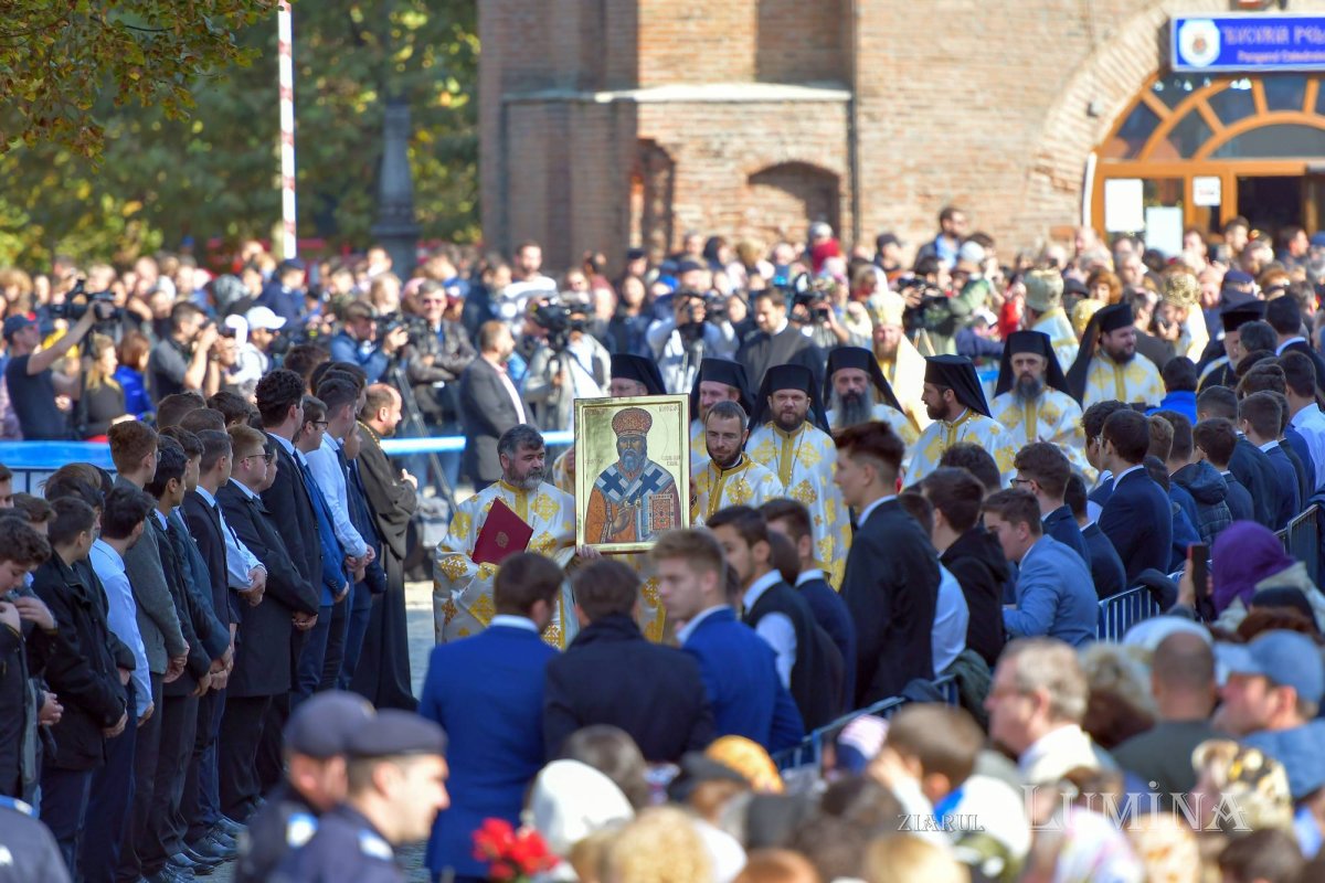 Chipurile luminate ale credincioșilor, frumusețea hramului 130601