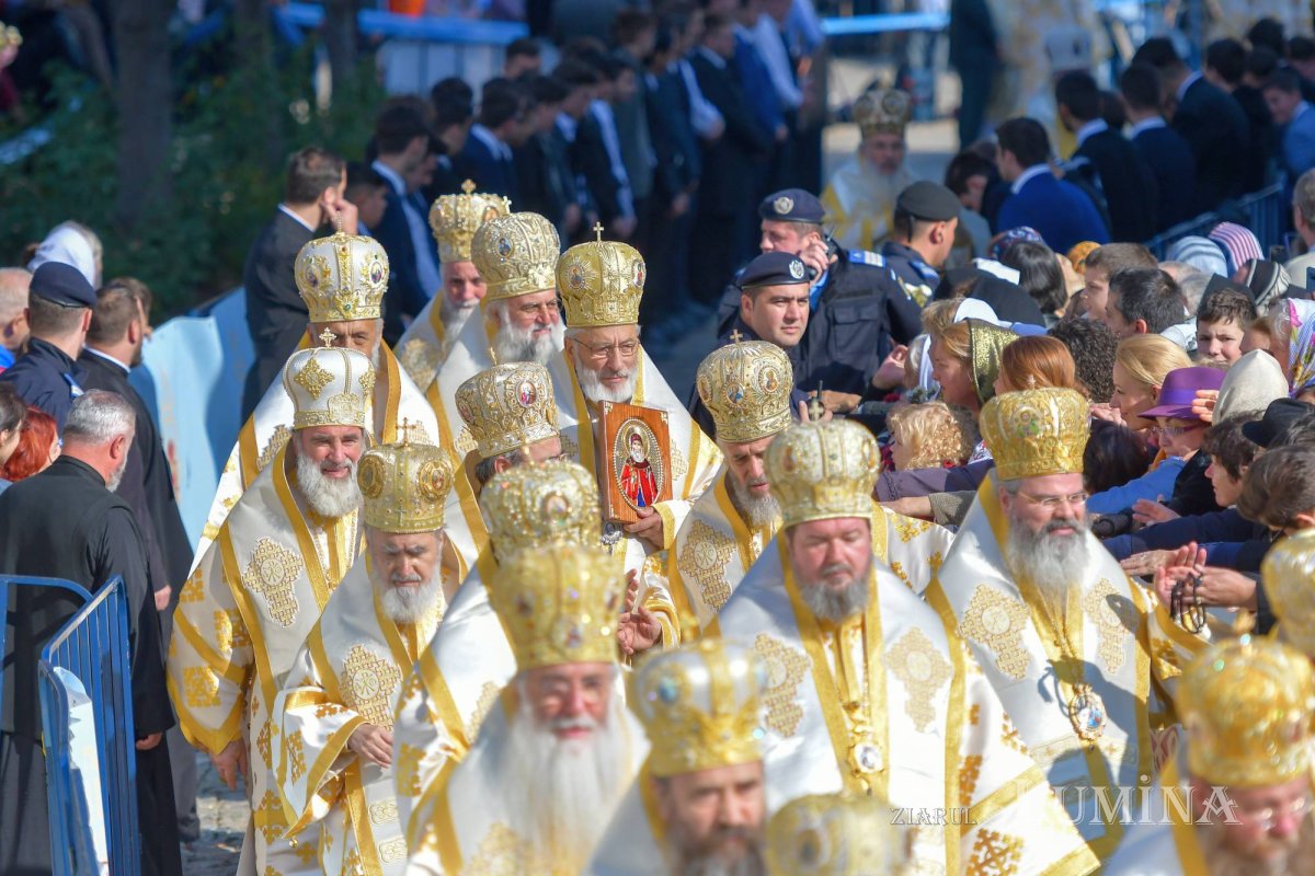 Chipurile luminate ale credincioșilor, frumusețea hramului 130602