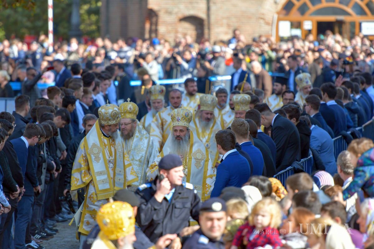 Chipurile luminate ale credincioșilor, frumusețea hramului 130603