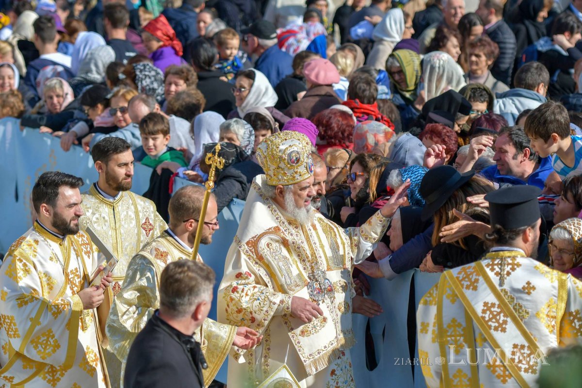 Chipurile luminate ale credincioșilor, frumusețea hramului 130604