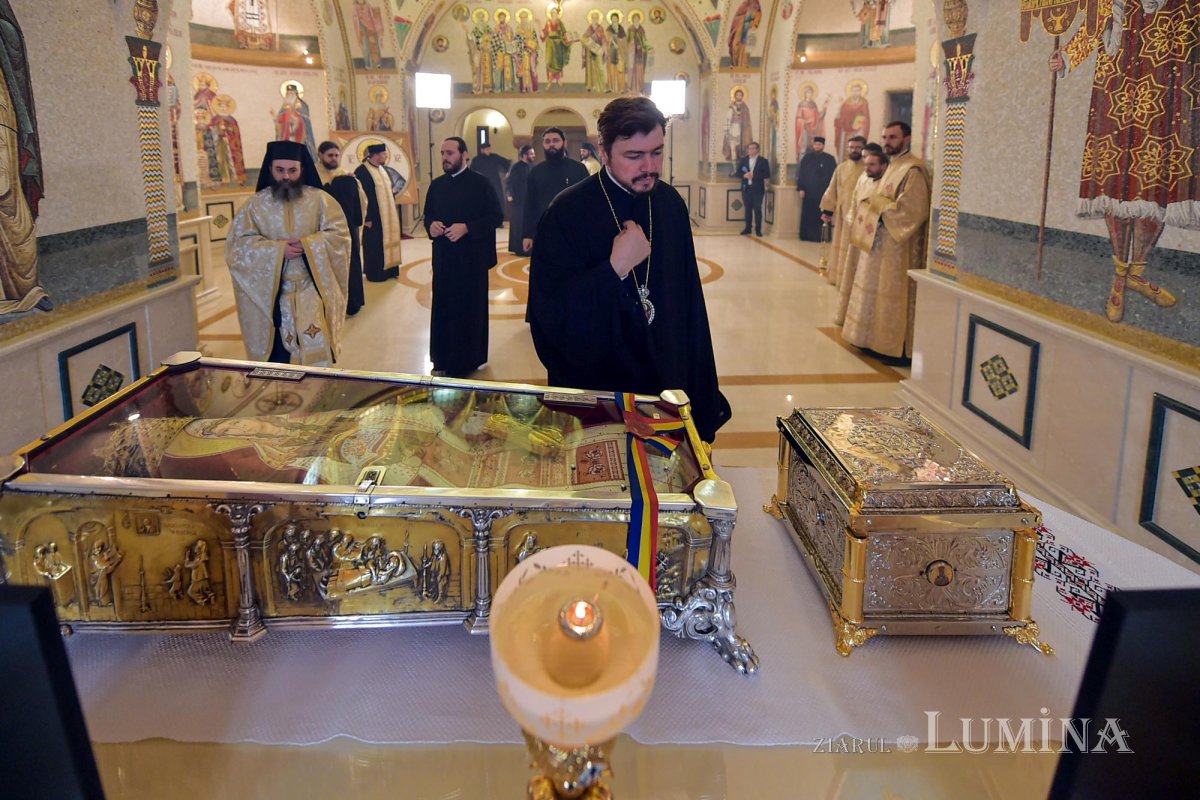 Plecarea moaştelor Sfinților Filofteia și Dionisie de pe Colina Patriarhiei  130885