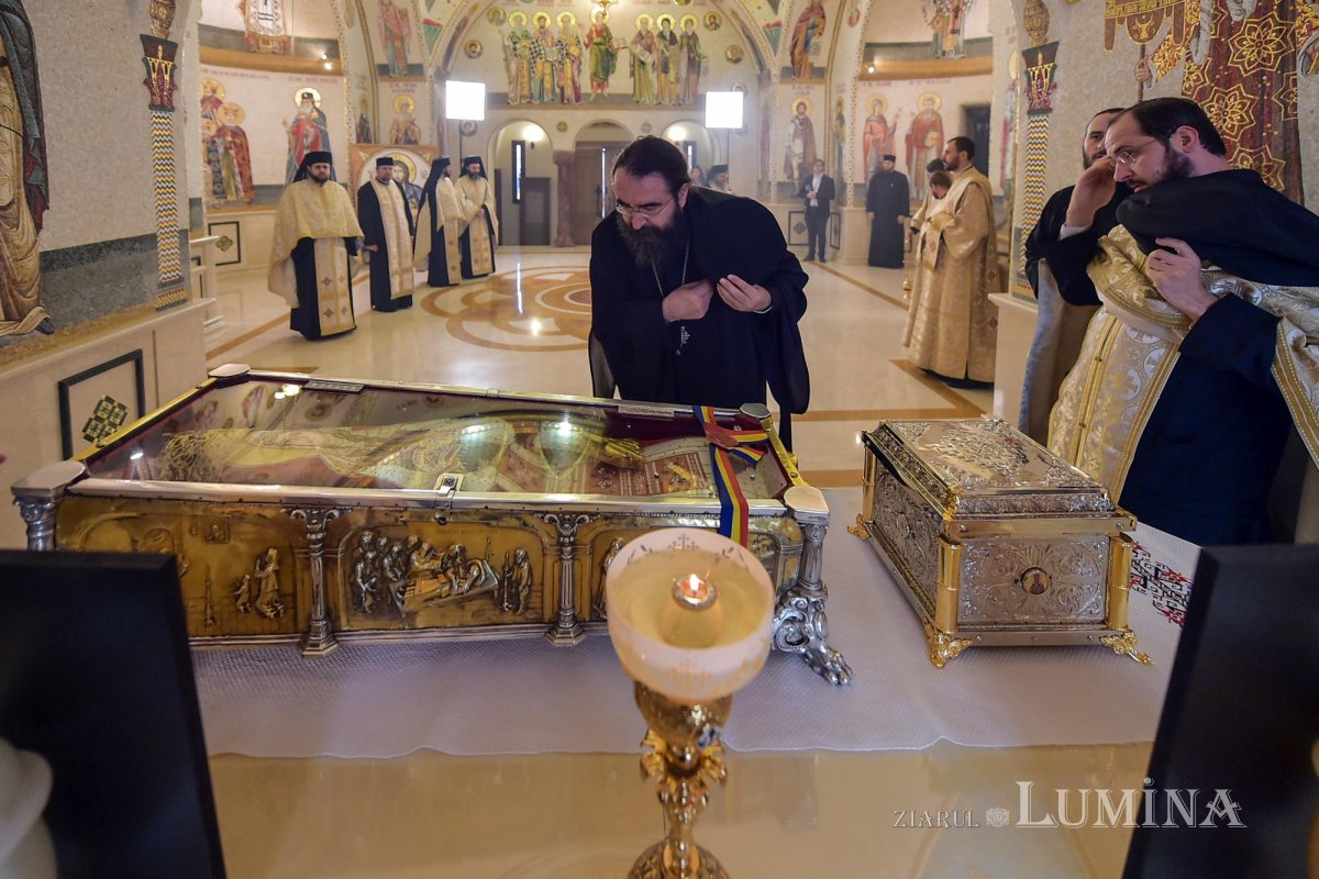 Plecarea moaştelor Sfinților Filofteia și Dionisie de pe Colina Patriarhiei  130886