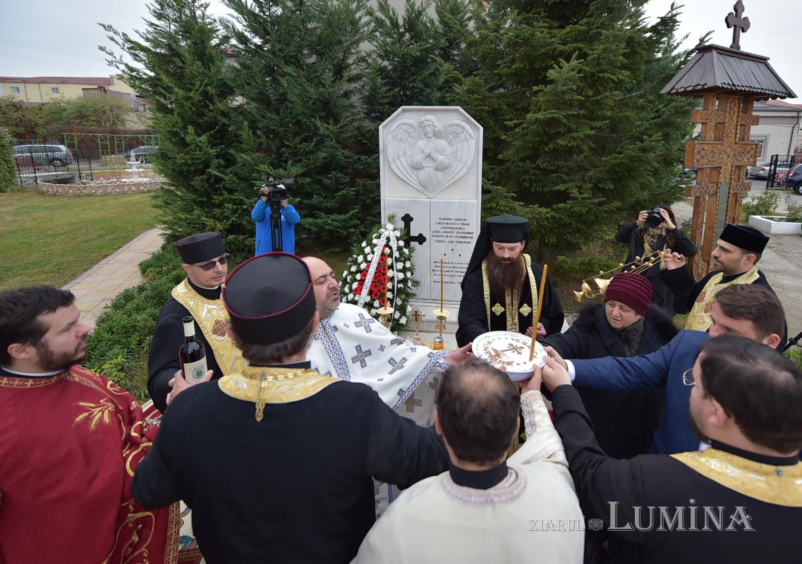 Slujbe de pomenire pentru victimele de la clubul Colectiv 131002