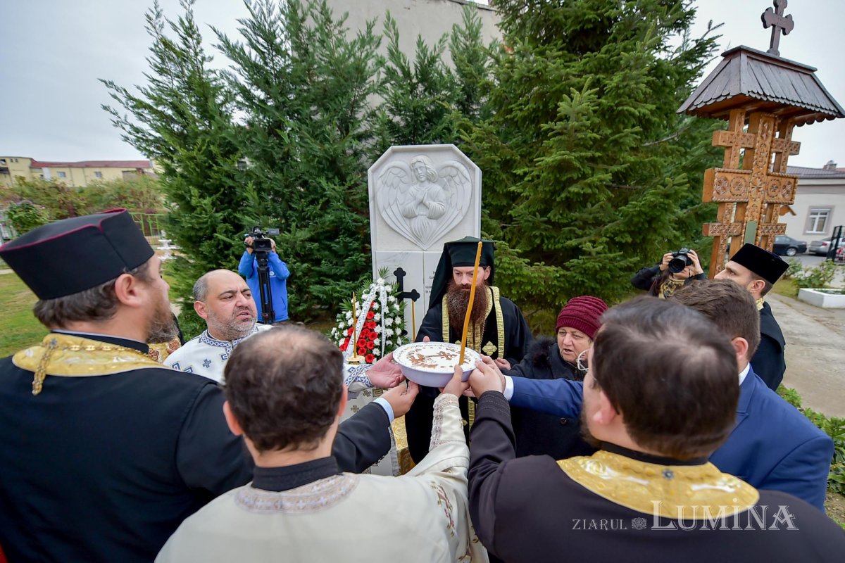 Slujbe de pomenire pentru victimele de la clubul Colectiv 131003