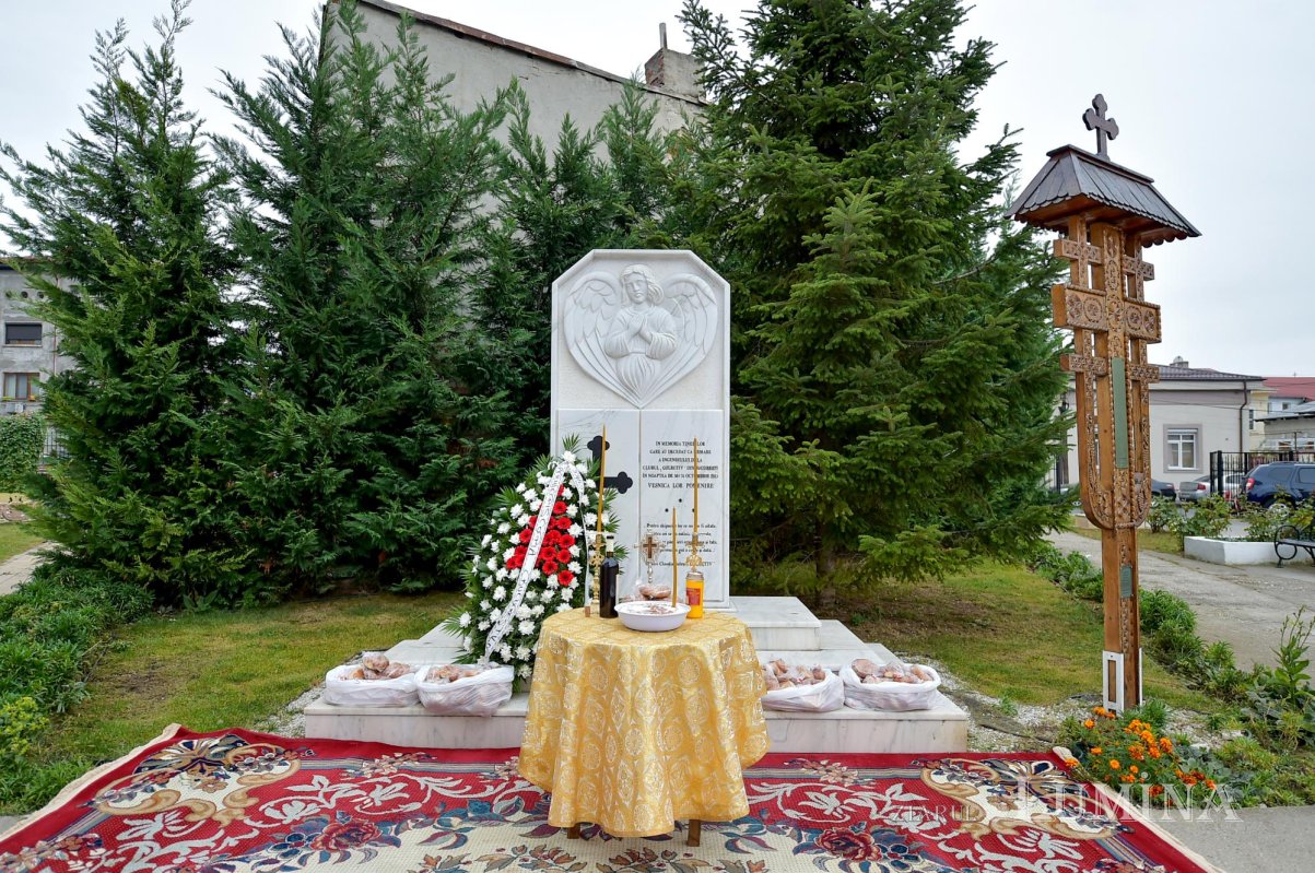 Slujbe de pomenire pentru victimele de la clubul Colectiv 131004